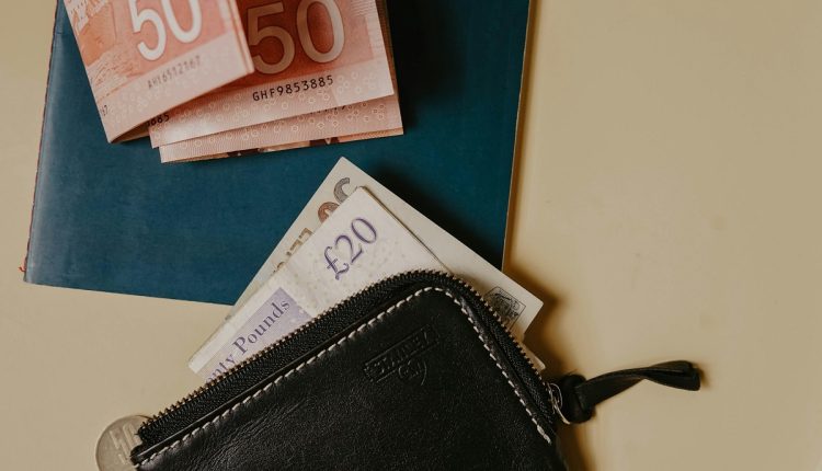 La moneda británica, la libra esterlina, logró sobrepasar al euro en más de dos años, luego de alcanzar los 82,50 peniques por euro; una apreciación de 0,3 %