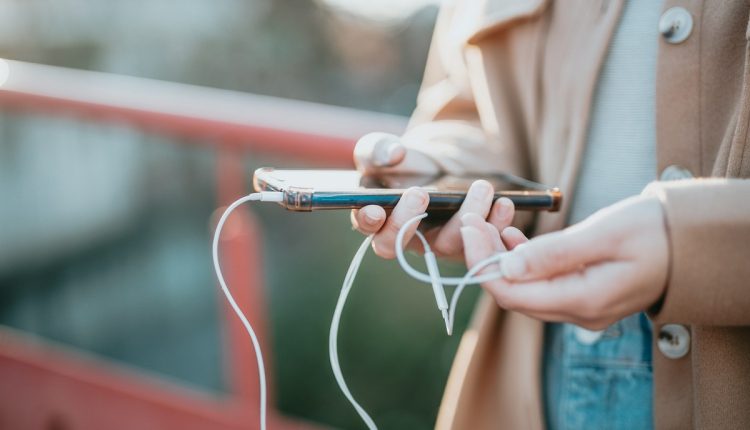 Daily Listen es el nuevo lanzamiento de Google. Se trata de una IA que resume en un podcast las noticias para los usuarios