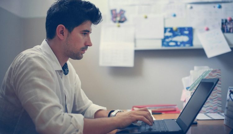 A través de un comunicado, el CEO de Meta, Mark Zuckerberg, anunció el cierre del programa de verificación de datos, o fact-checking, en Estados Unidos, y detalló que este papel lo asumirán los usuarios