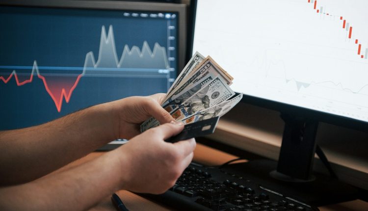 De acuerdo con el Fondo Monetario Internacional, el crecimiento económico global este 2025 será de 3,3 % y en el caso de América Latina y el Caribe de 2,5 %