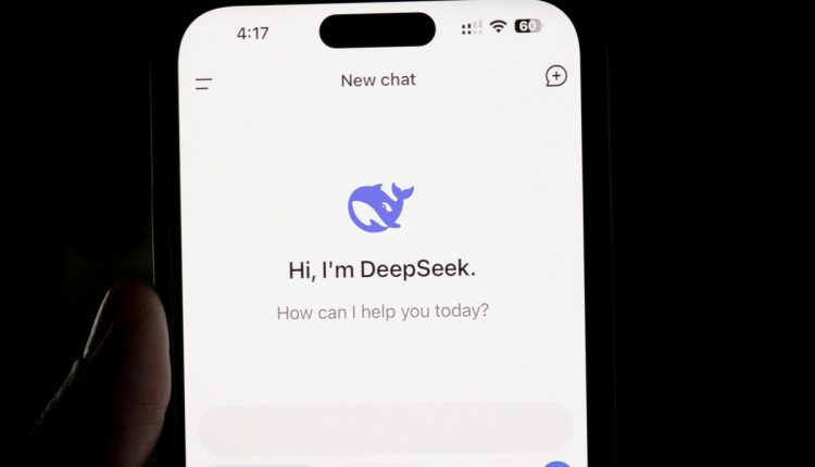 La IA china, DeepSeek, ha causado revuelo en las bolsas de valores y dejado en ridículo a ChatGPT y a Gemini