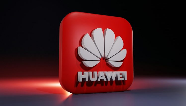 El fabricante chino Huawei anunció este martes el lanzamiento de su nuevo teléfono móvil Mate XT que ofrece triple pantalla plegable