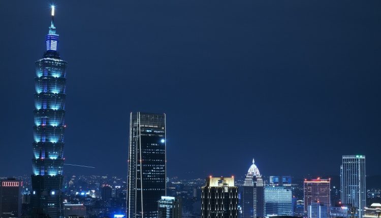El gobierno de Taiwán indicó este lunes que brindará apoyo a las empresas que deseen mudarse a Estados Unidos, al sudeste asiático, incluyendo India, ante los efectos que pueden generar los aranceles que Donald Trump autorizó para México, Canadá y China
