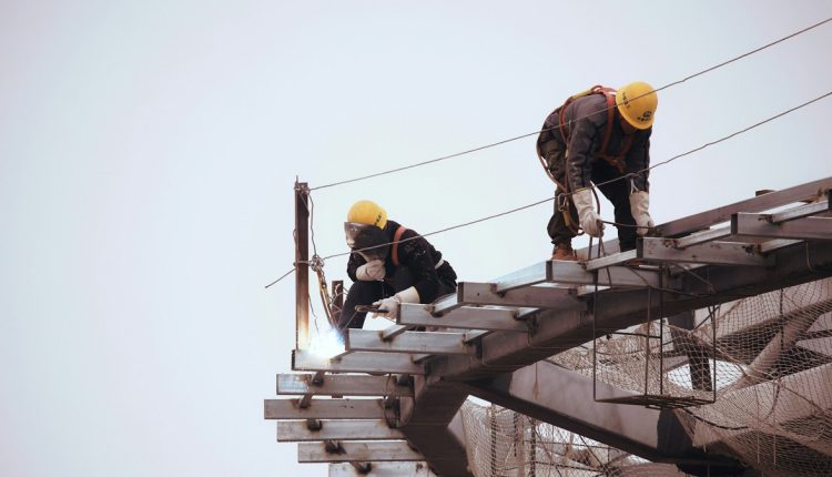 Este martes 4 de febrero el gobierno de España aprobó el anteproyecto de ley que permite la reducción de la jornada laboral a 37,5 horas semanales. Se espera que entre en vigencia antes del verano y las empresas tendrán un período de adaptación hasta diciembre de 2025