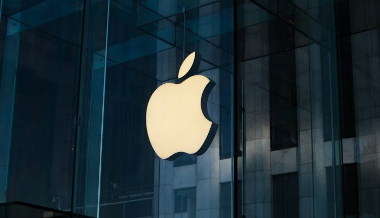 Apple anunció que invertirá 500.000 millones de dólares en cuatro años en Estados Unidos, principalmente en la expansión de equipos e instalaciones además de la construcción de una nueva fábrica en Texas para producir servidores compatibles con Apple Intelligence