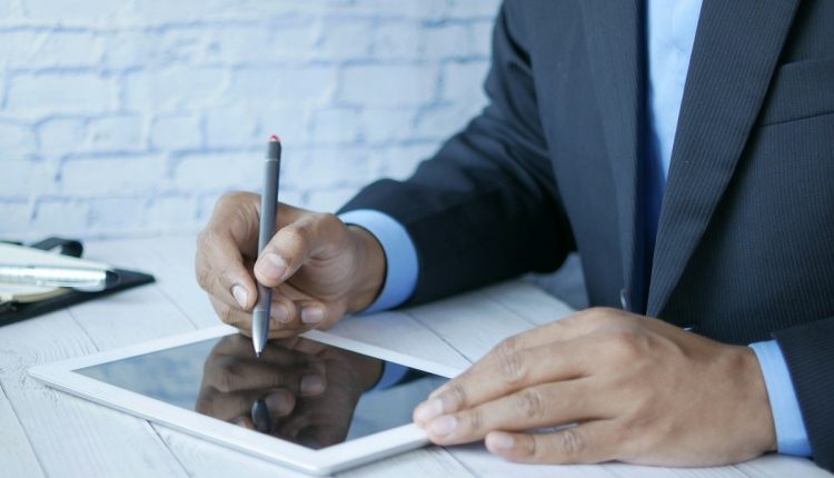 El Presidente de Estados Unidos, Donald Trump, anunció que lanzará un programa de visados para inversores, llamado “tarjetas doradas”, con un presupuesto de cinco millones de dólares, con el fin de que lleguen al país a establecer negocios y generar empleos