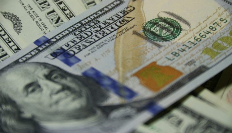 Las autoridades de Estados Unidos multarán con $ 500.000 o cárcel por 10 años a los viajeros que al ingresar al país no declaren ante la agencia federal sumas en dólares u otros instrumentos financieros sobre los $ 10.000