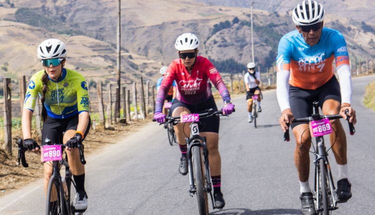 Además de lograr la certificación Guinness como la carrera de ciclismo con el ascenso más largo, un sexteto de pedalistas profesionales y no profesionales se unen para en equipo finalizar los 125 kilómetros en menos de 5h15 minutos. Además de lograr la certificación Guinness como la carrera de ciclismo con el ascenso más largo, un sexteto de pedalistas profesionales y no profesionales se unen para en equipo finalizar los 125 kilómetros en menos de 5h15 minutos