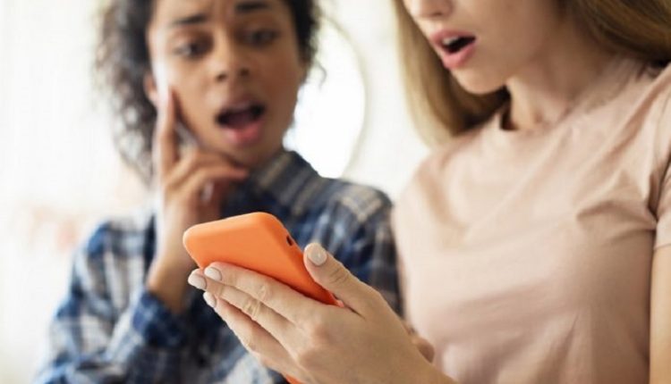 Los cibercriminales toman fragmentos de una grabación real para crear conversaciones y frases para llevar a cabo sus engaños mediante el uso de la Inteligencia Artificial y los patrones de voz