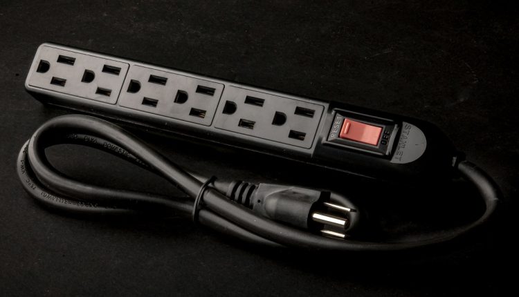 Las regletas de uso doméstico permiten conectar varios electrodomésticos a la vez. Pero están excluidos, por riesgo de sobrecalentamiento o corto circuito, equipos de alta demanda como microondas, refrigeradores, secadores de pelo, cafeteras, tostadores o compresores