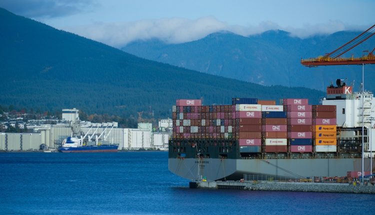 El Presidente de Estados Unidos, Donald Trump, postergó hasta el 2 de abril la entrada en vigencia de los aranceles a México y Canadá. También anunció impuestos a la UE y un aumento a 20 % para China desde este 4 de marzo