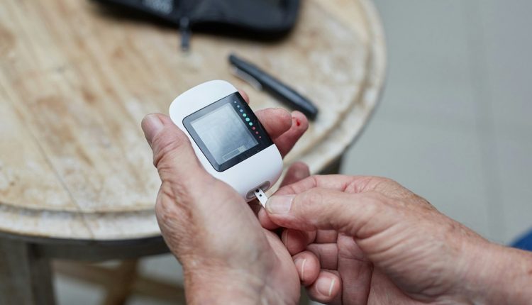 Ahora los pacientes con diabetes pueden realizar el control de la glucosa mediante Glucube, un dispositivo que utiliza sensores infrarrojos y la asistencia de la IA, reflejando los índices en una aplicación