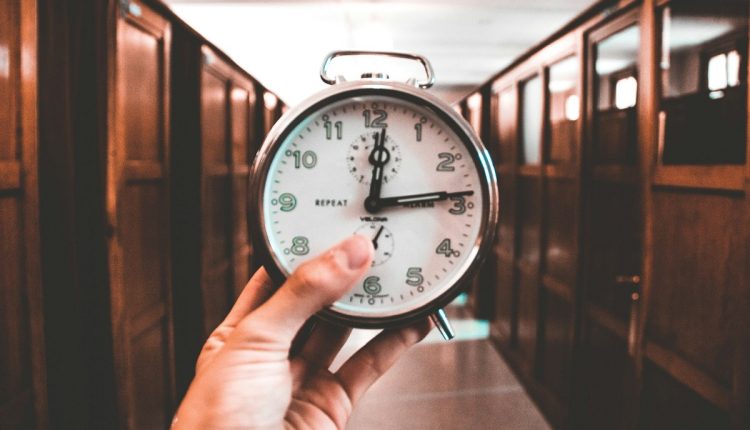 Este domingo 23 de marzo, el presidente de Venezuela Nicolás Maduro dio a conocer la decisión del gobierno, a través del Ministerio de Energía Eléctrica, de reducir la jornada laboral en el sector público por seis semanas a cuatro horas diarias y tres días a la semana