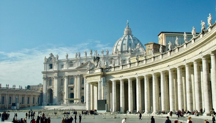 El papa Francisco, quien falleció el pasado 21 de abril, abrió las puertas del Vaticano a las redes sociales, se acercó a los jóvenes creando una aplicación para orar y hasta creó un canal de YouTube. Así fue su apertura hacia las nuevas tecnologías