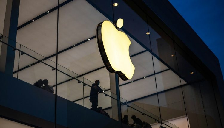 Alquilar un iPhone en lugar de venderlo es la alternativa que está manejando la tecnológica Apple ante los aranceles de Donald Trump, en vista de que las ventas sufrirían un incremento, tomando en cuenta la importación de insumos desde China