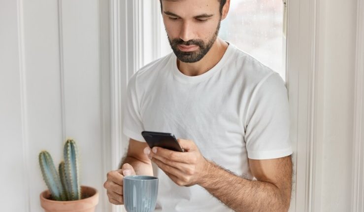 Aplicaciones maliciosas, descargas desde sitios web, redes de wifi públicas, phishing, ingeniería social, son algunas de las amenazas que ponen en riesgo a los usuarios de iPhone