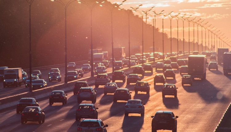 La Unión Europea ha establecido el año 2027 como fecha límite para que los fabricantes de autos cumplan con la meta anual de reducción de emisiones de CO₂