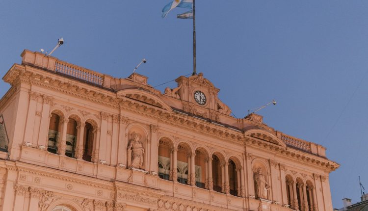 El presidente de Argentina, Javier Milei, anunció este miércoles 14 de mayo una modificación en materia migratoria mediante decreto y que establecerá normas más estrictas para ingresar al país