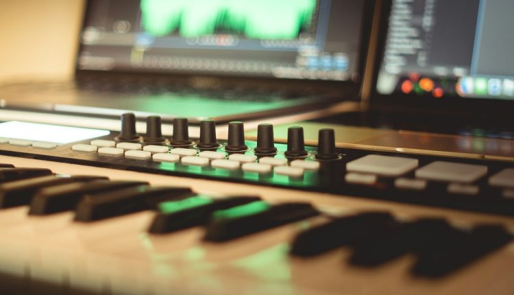 Brasil avanza en la defensa de los derechos de autor en la industria musical. En este sentido, la empresa local TuneTraders utiliza la tecnología blockchain para detectar el uso de la IA en la música