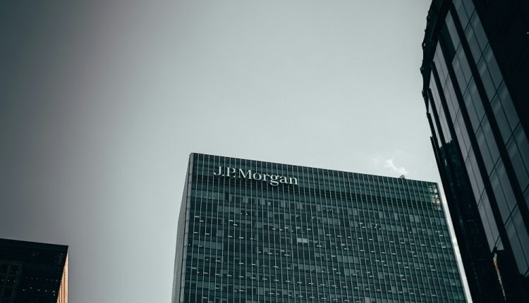 El CEO de JPMorgan, Jamie Dimon, dio a conocer que la entidad internacional permitirá a clientes la compra de bitcoin pero no ofrecerá servicios de custodia. Mantiene su posición escéptica respecto a la criptomoneda