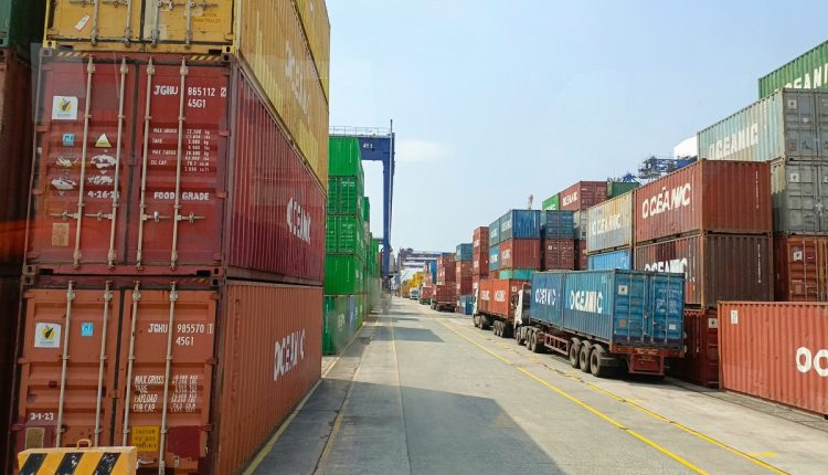 Este lunes fue anunciado un acuerdo entre China y Estados Unidos para pausar los aranceles recíprocos por 90 días. Beijing deberá reducir los impuestos de 125 % a 10 % a productos estadounidenses, y Washington hará lo propio con los bienes chinos, pasando de 145 % a 30 %