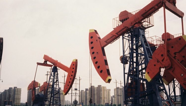 La Organización de Países Exportadores de Petróleo ratificó el recorte del bombeo de crudo hasta finales de 2026