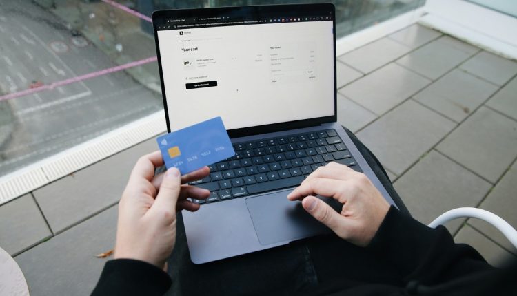 De acuerdo con el presidente de la Cámara Venezolana de Comercio Electrónico (Cavecom-e), Richard Ujueta, la mitad de las empresas en el país comercializan vía Internet para aumentar las ventas