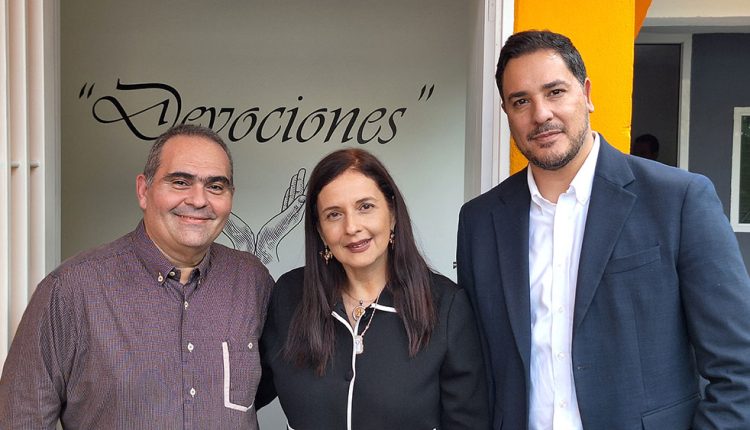 La exposición inaugural, titulada “Devociones”, reúne artistas, tanto consagrados como emergentes, quienes han plasmado su arte y sensibilidad espiritual a través de diversos medios