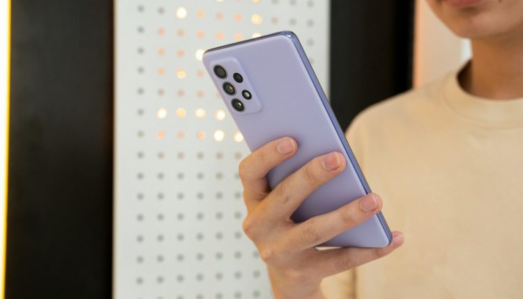 La nueva actualización de WhatsApp implementa medidas para reforzar la privacidad de los chats, como el bloqueo de la descarga automática de archivos multimedia, restricción en la exportación de conversaciones y en el acceso a los chats