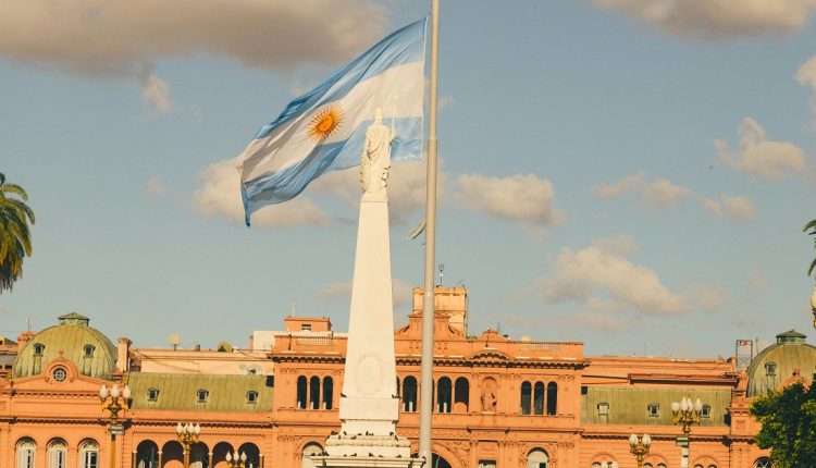 El Instituto Nacional de Estadística y Censos (INDEC) reportó una inflación en Argentina durante el mes de mayo de 1,5 %, la más baja en cinco años. El IPC en los primeros cinco meses del año fue de 13,3 %