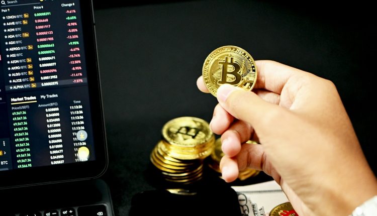 Los clientes del programa Coinbase One cuentan con una nueva tarjeta de crédito cripto lanzada por el Exchange Coinbase en alianza con American Express. El instrumento ofrecerá hasta 4 % en bitcoin por concepto de los pagos y compras