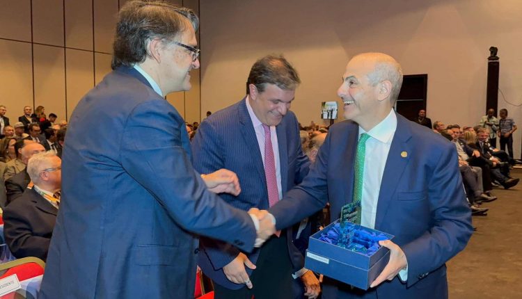 El presidente de la Federación de Cámaras y Asociaciones de Comercio y Producción, Adán Celis, elogió a aquellos empresarios comprometidos “hasta los tuétanos” con Venezuela