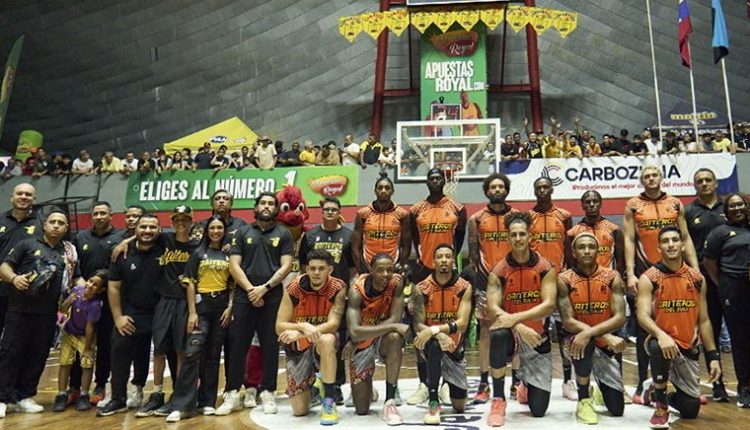 Fuera del tabloncillo, la victoria también se hizo presente en la identidad visual del equipo, con la firma internacional especializada en gorras Jagi Caps