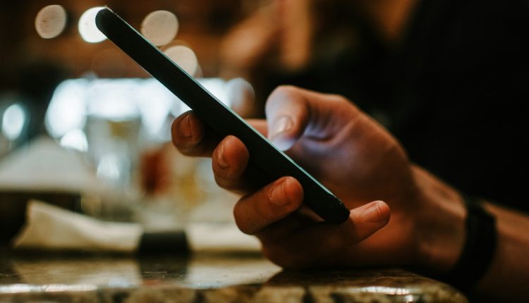 La aplicación Bitchat, lanzada recientemente por Jack Dorsey, está en período de prueba por un grupo de 10.000 usuarios. Es un servicio que funciona sin Internet y no usa servidores, cuentas o recolección de datos