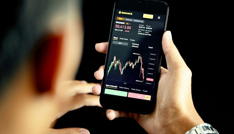 De acuerdo con estimaciones de la Cámara Venezolana de Comercio Electrónico (Cavecom-e), el uso de las criptomonedas para enviar remesas al país experimentó un aumento de 40 %