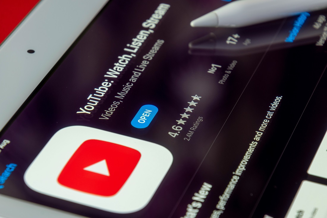 Mediante una modificación en la política de monetización de YouTube que entrarán en vigencia el 15 de julio, la empresa expulsará del Programa de Socios aquellos canales de contenido sin valor original que usan la IA y plantillas automatizadas