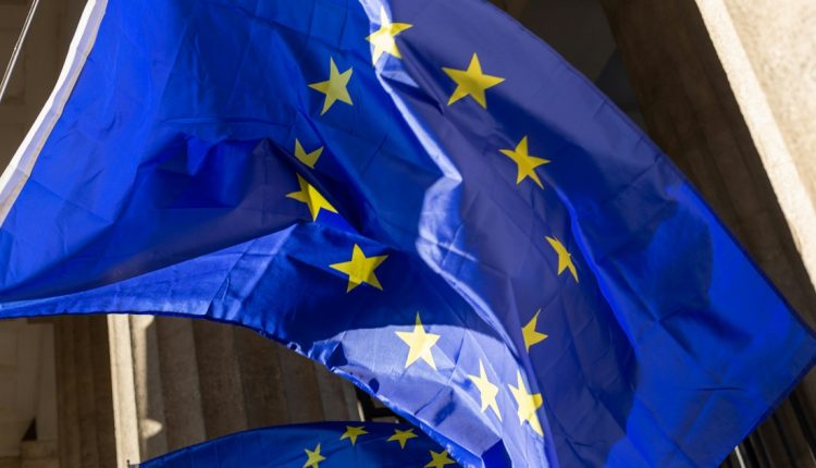 Este lunes se pudo conocer un acuerdo firmado entre la Unión Europea y Estados Unidos para replantear las relaciones comerciales con un arancel estandarizado de 15 % a la mayoría de los sectores, incluidos autos, semiconductores y productos farmacéuticos