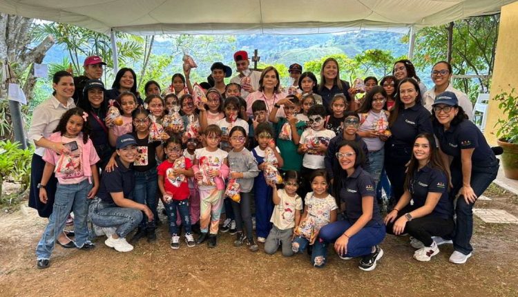 Además de una donación de alimentos a las Hermanas Misioneras de la Misericordia para contribuir con la nutrición de los pequeños de la comunidad, los voluntarios de Bancamiga participaron activamente en la rutina del centro compartiendo momentos y gestos con los niños