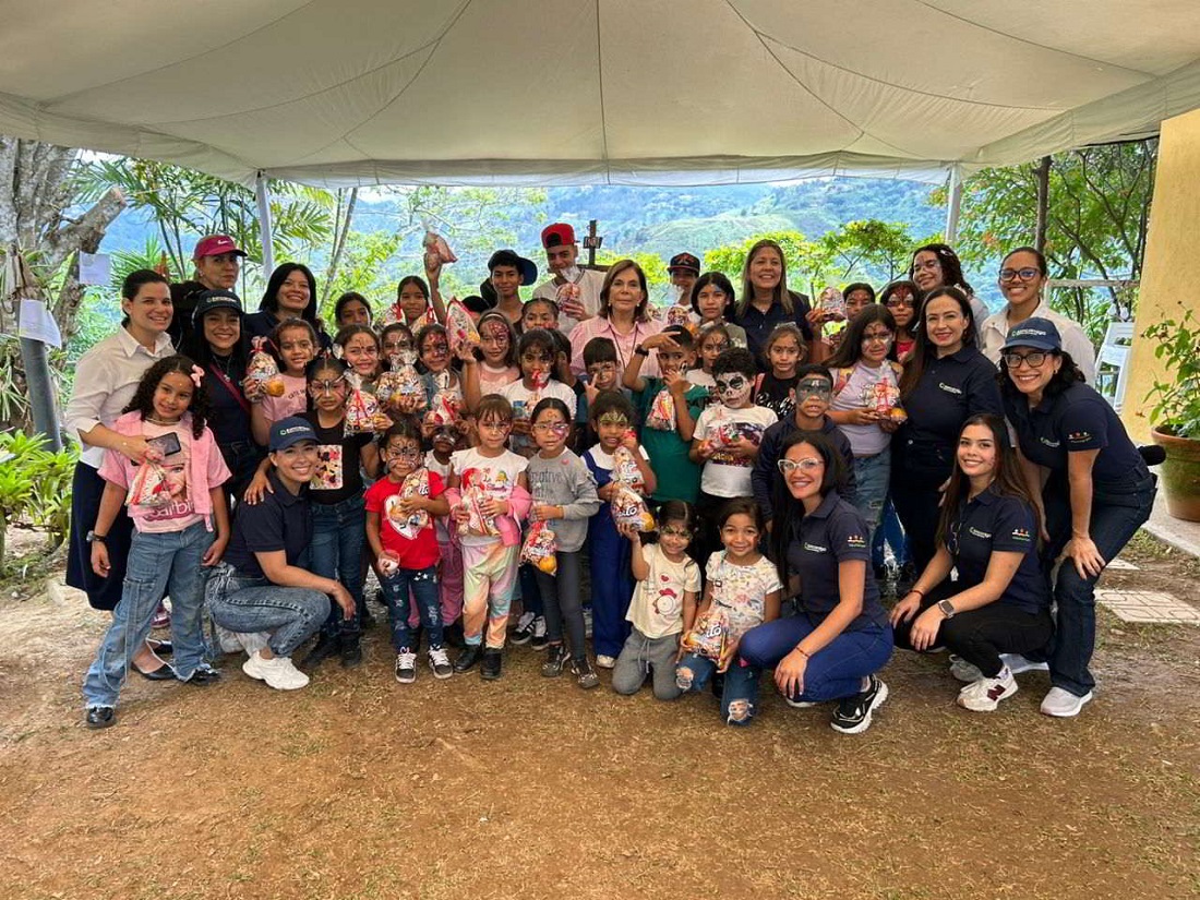 Además de una donación de alimentos a las Hermanas Misioneras de la Misericordia para contribuir con la nutrición de los pequeños de la comunidad, los voluntarios de Bancamiga participaron activamente en la rutina del centro compartiendo momentos y gestos con los niños