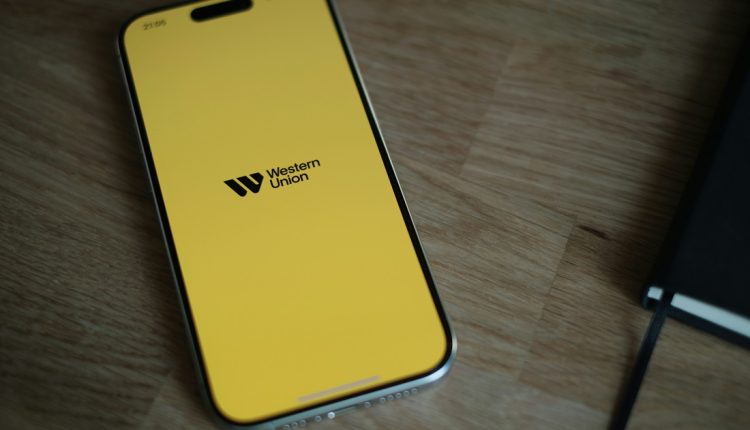 De acuerdo con declaraciones recientes del CEO de Western Union, Devin McGranahan, la entidad está considerando lanzar un token vinculado al dólar para remesas globales