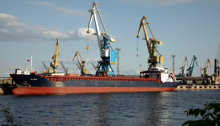 Las refinerías chinas realizaron pedidos de crudo ruso que estarían en el país para octubre y noviembre a través de 15 cargamentos de entre 700.000 y un millón de barriles cada uno, partiendo de los puertos del Ártico y del Mar Negro de Rusia, que normalmente despachan a India