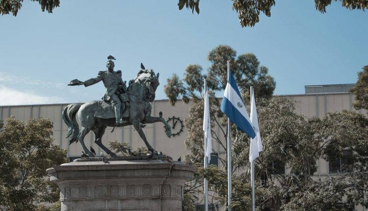 El presidente de El Salvador, Nayib Bukele, declaró este domingo 3 de agosto que la extensión del período presidencial a seis años y la reforma a la Constitución para permitir la reelección indefinida no atentan contra la democracia
