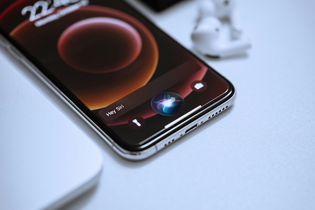 La tecnológica Apple dijo que está probando su versión renovada de su asistente virtual Siri, que podrá manejar las aplicaciones como si fuese el propio usuario