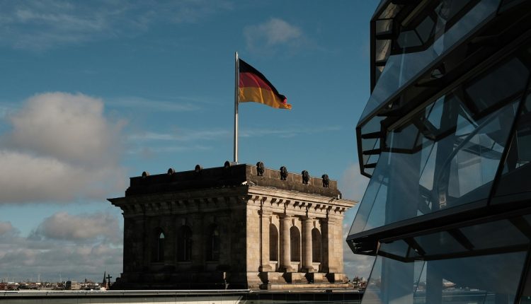 El PIB de Alemania mostró una caída de 0,3 % durante el segundo trimestre de 2025, lo que revela una contracción económica en este período