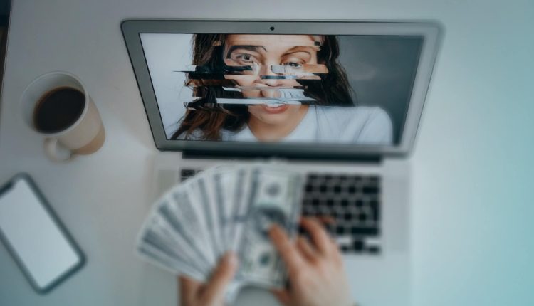 El incremento de anuncios falsos, deepfakes y promesas de ganancias busca engañar incluso a las personas más cautelosas. ESET advierte de un crecimiento del 335% en las amenazas del troyano tipo Nomani, lo que llevó al bloqueo más de 8.500 dominios relacionados