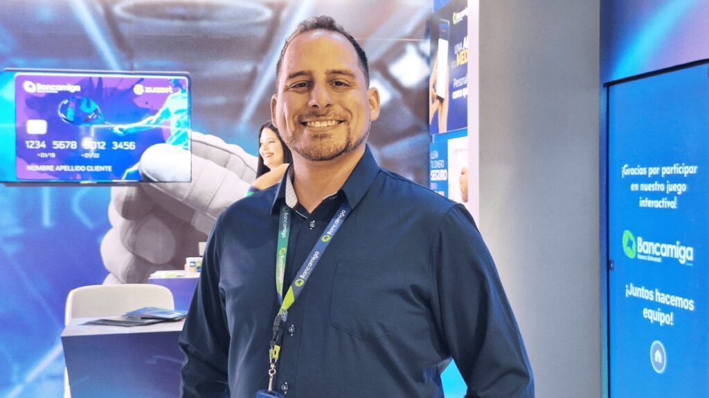 Engineer Carlos Velásquez offered explanations and additional information to those interested, representing Bancamiga Universal Bank