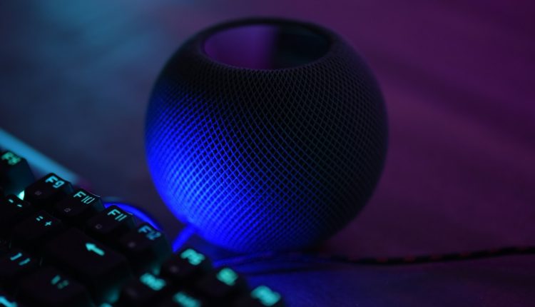 Los gigantes tecnológicos Google y Apple trabajan en el proyecto World Knowledge Answers que permitiría  permita optimizar las funciones de Siri mediante la IA Gemini para ofrecer respuestas más completas y búsquedas avanzadas