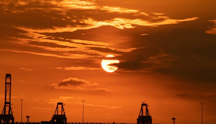 La Agencia Internacional de Energía prevé que para 2028 se incremente la producción de petróleo en 5,8 millones de barriles diarios, donde cerca de una cuarta parte de esa oferta adicional será de liderada por Guyana, Argentina y Brasil