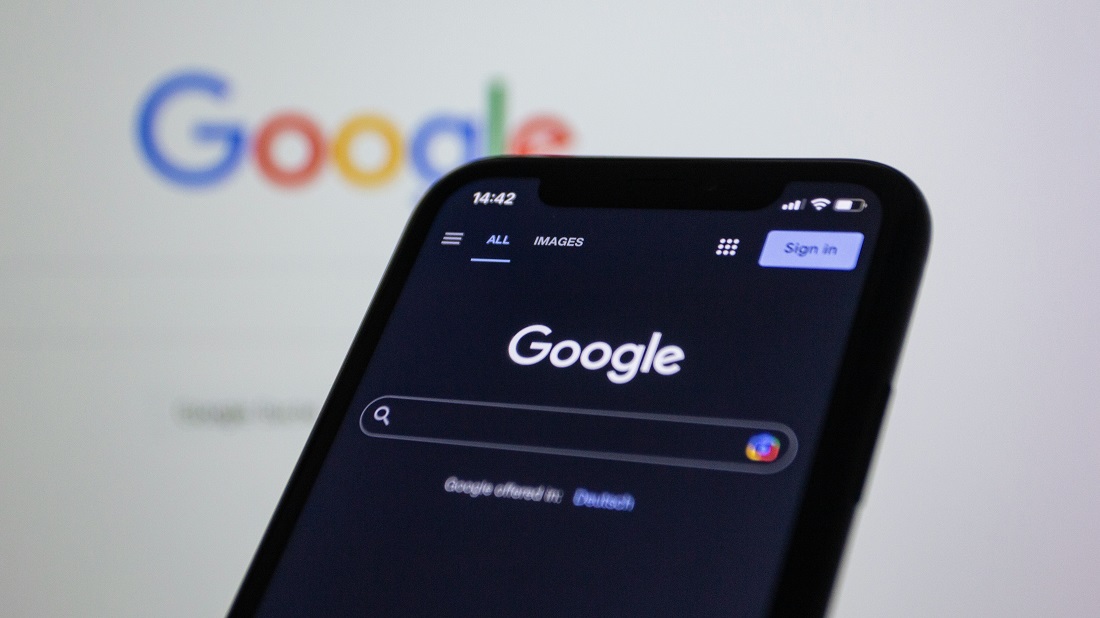 El nuevo lanzamiento de Google en Estados Unidos, Search Live, está impulsado por la IA y permite a los participantes de la prueba AI Mode Labs hacer búsquedas habladas en directo