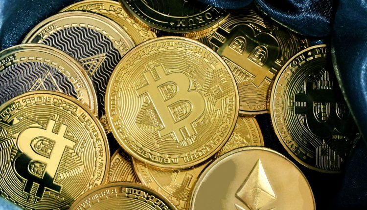 El banco 100 % digital del Grupo Santander, Openbank, anunció la oferta de trading con criptomonedas. Los clientes de Alemania, por ejemplo, podrán comprar, vender y custodiar bitcoin, ether, litecoin, polygon y cardano